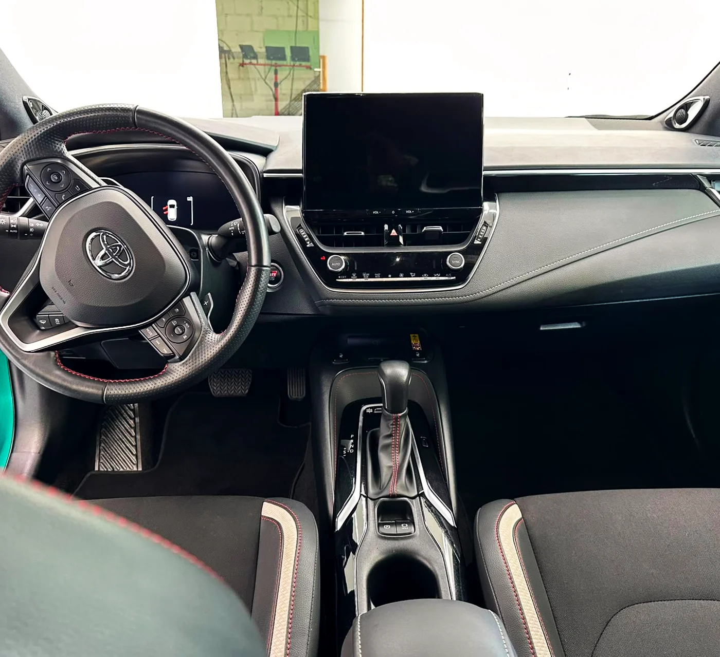 Gereinigtes Cockpit eines Toyota Corolla, Armaturenbrett, Mittelkonsole und Fussraum nach der Innenaufbereitung in Schaan